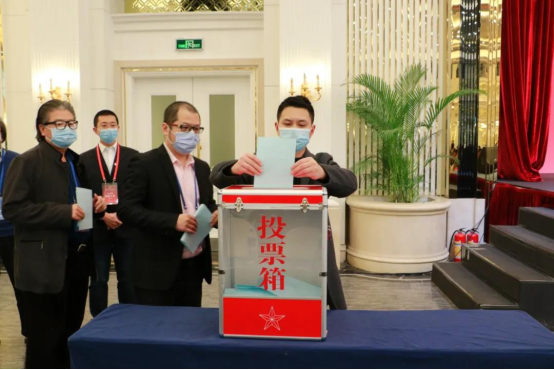 中國演藝設(shè)備技術(shù)協(xié)會(huì)第七屆第一次會(huì)員代表暨第一次理事會(huì)議在廣州成功舉辦。祝賀恩平市海天電子科技有限公司成為中國演藝設(shè)備技術(shù)協(xié)會(huì)第七屆常務(wù)理事單位。